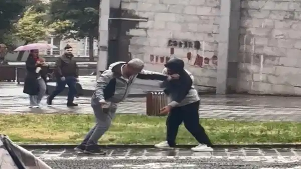 Gaziosmanpaşa'da tartıştığı kişiyi önce yerde sürükledi, sonra kaldırım taşıyla darbetti!