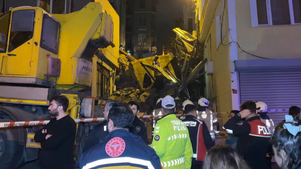 Beyoğlu’nda 5 katlı bina gece yarısı çöktü: Facianın eşiğinden dönüldü