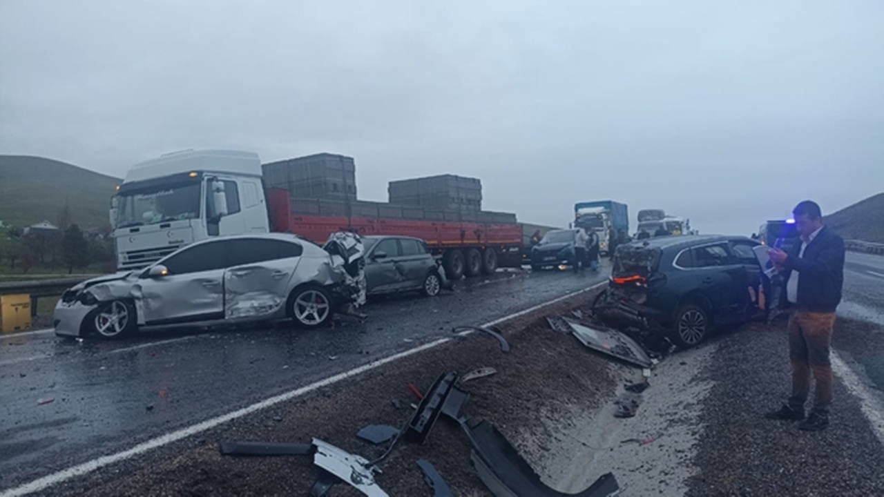 Aksararay'da zincirleme kaza... Yolcu otobüsü 10 araca çarparak durabildi: 7 yaralı