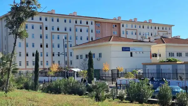 Üniversite öğrencisi yurdun bahçesinde bıçaklandı!