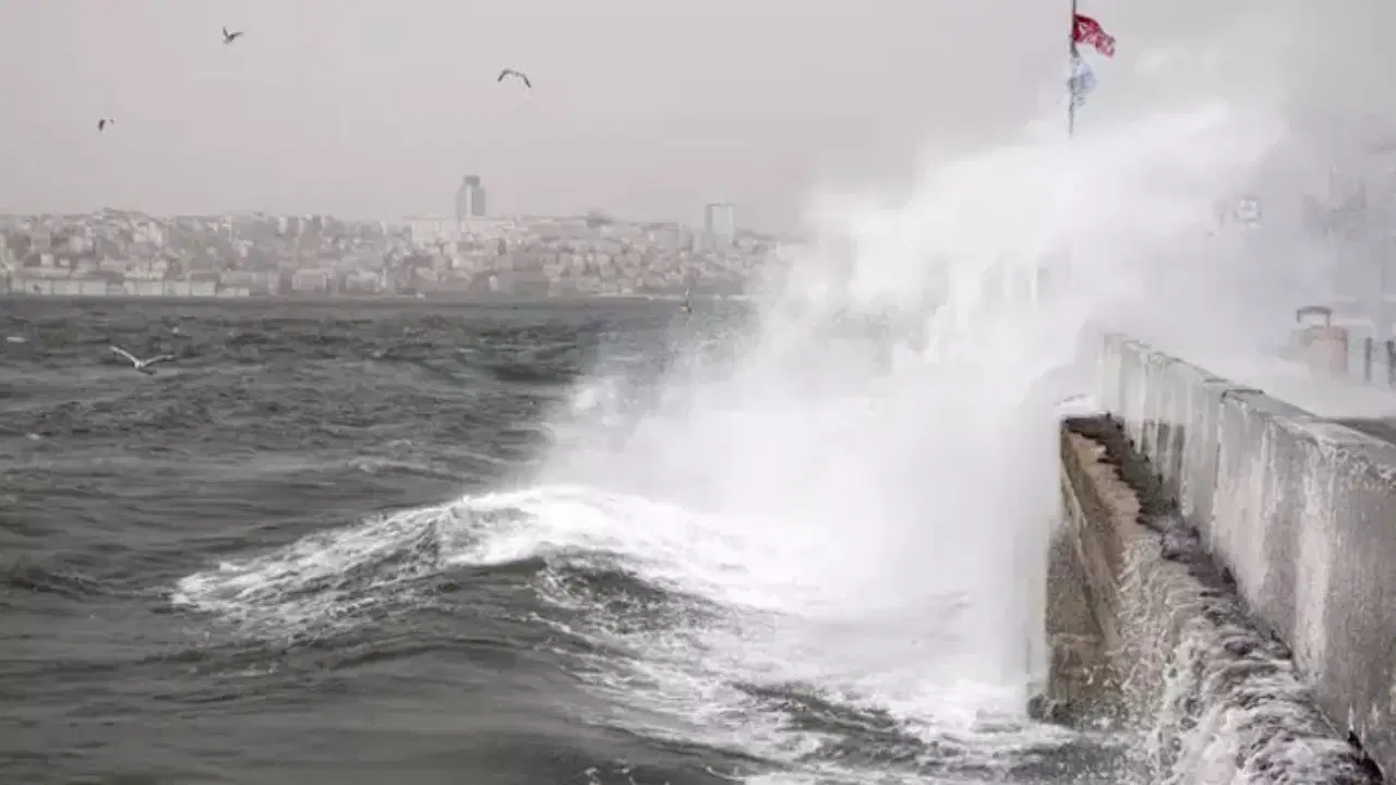 Fırtına ve şiddetli yağış kenti etkisi altına aldı: İstanbul Valiliği bilançoyu açıkladı