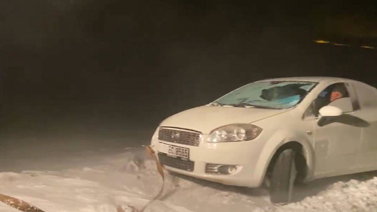 Kars'ta beyaz esaret: Karda mahsur kalan sürücüyü İl Özel İdaresi ekipleri kurtardı