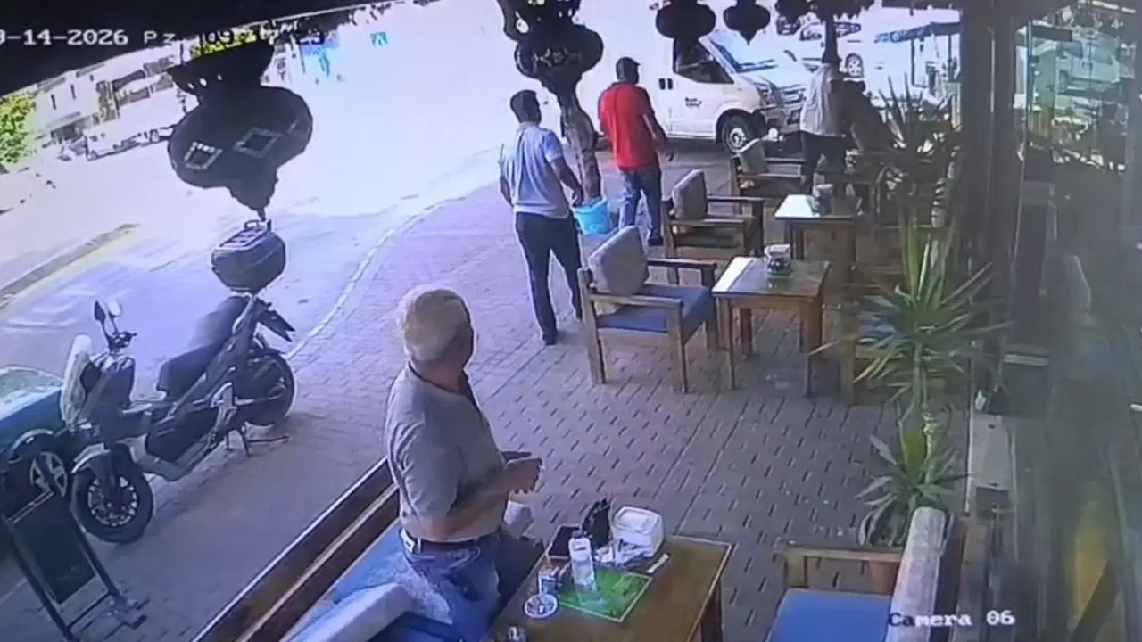Görüntüler Antalya'dan... Kafede oturanlara hafif ticari araç çarptı: 1 yaralı