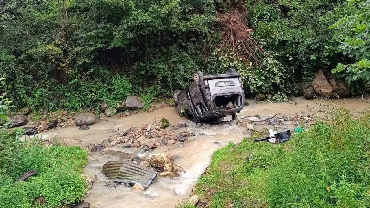 Trabzon'da hafif ticari araç dereye yuvarlandı: 3’ü ağır, 5 yaralı