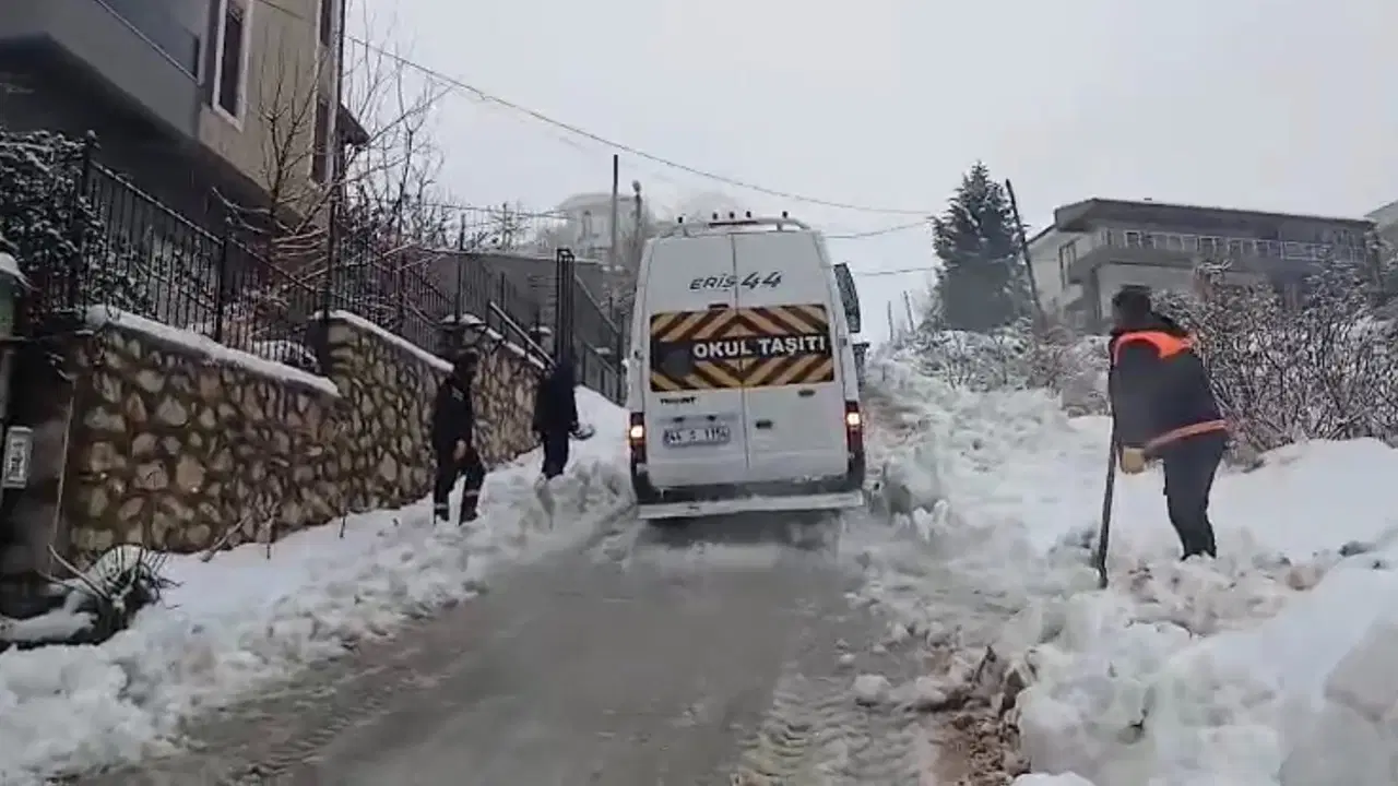 Malatya’da kar yağışı ve tipi: Öğrenciler yaya kaldı, bazı yollar kapandı