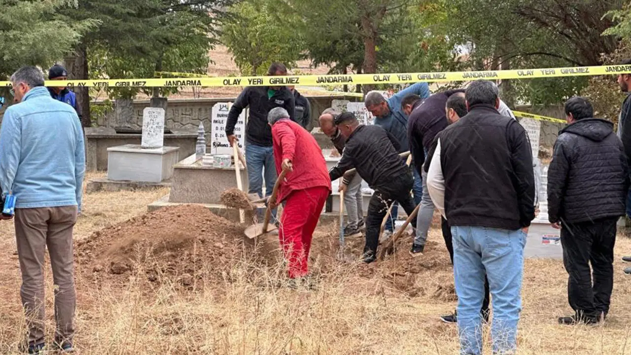 Uşak’ta iki cenaze karıştı: Mezar savcılık kararıyla açıldı