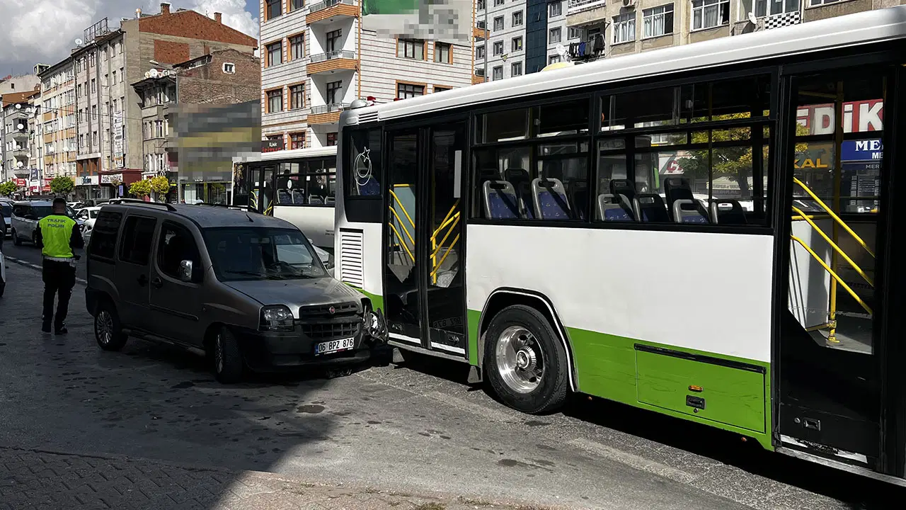 Kayseri'de bıçaklı kavga: Akrabasını bıçaklayıp kaçarken halk otobüsüne çarptı