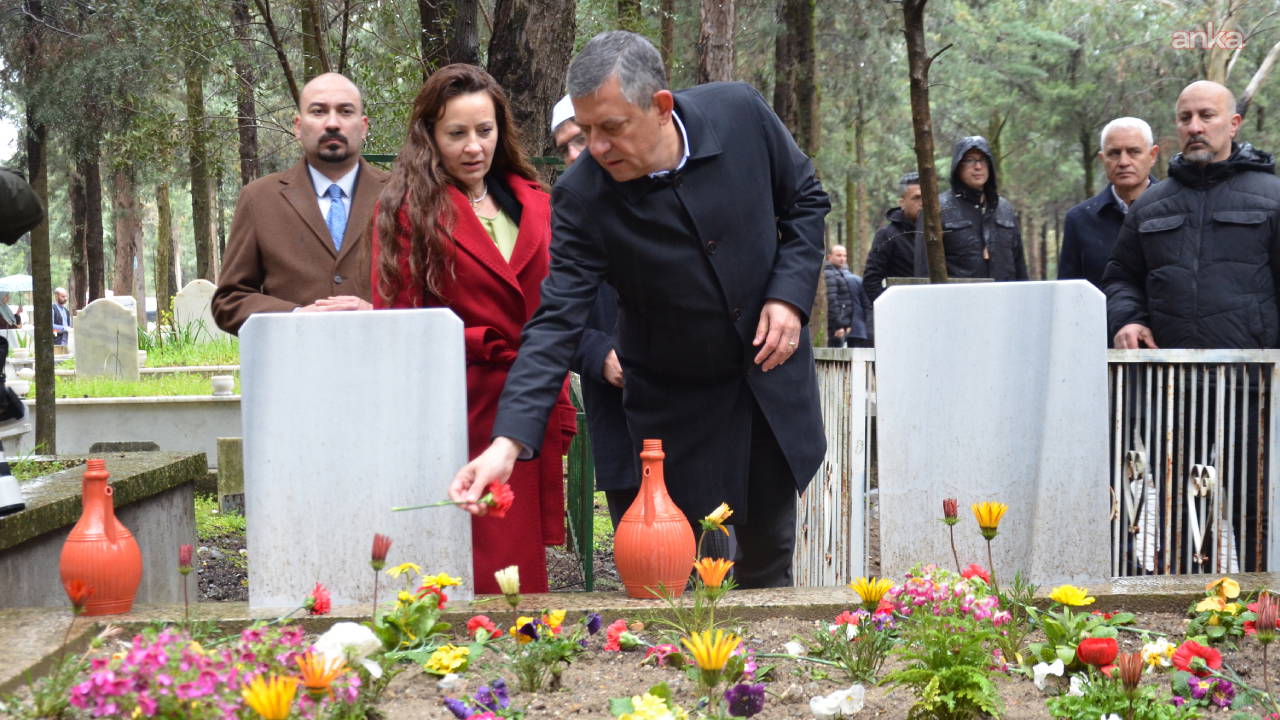 Özgür Özel, Manisa’da bayram namazının ardından kabristanları ziyaret etti