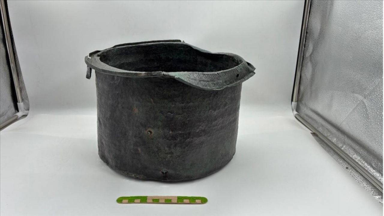 Pergamon'da yeni keşif: 1400 yıllık bronz kazan
