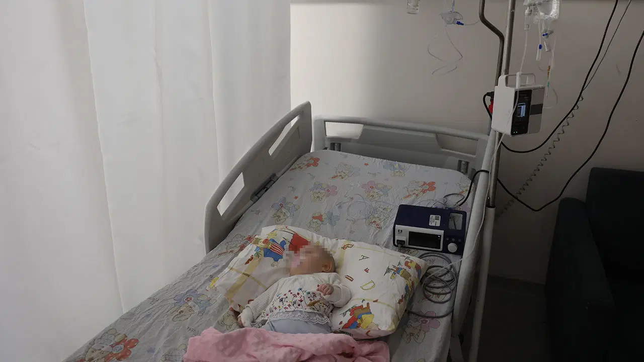 Hatay’da hastanede skandal: Hemşire serumu çıkarırken 5 aylı