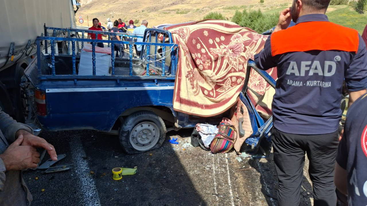 Hakkari-Van karayolunda feci kaza: 4 ölü, 2 yaralı