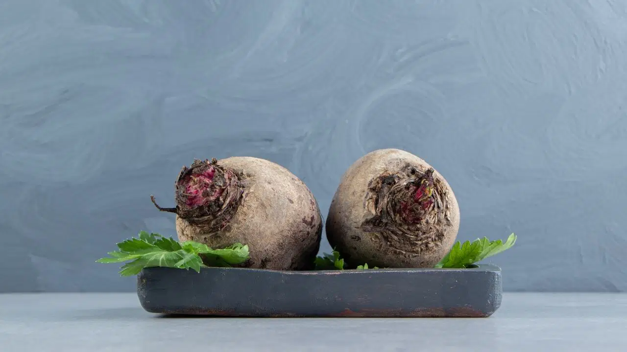 Geçmeyen öksürüğü bir gecede bıçak gibi kesiyor: Eczanedeki şurupları unutturan doğal 'siyah turp' mucizesi...