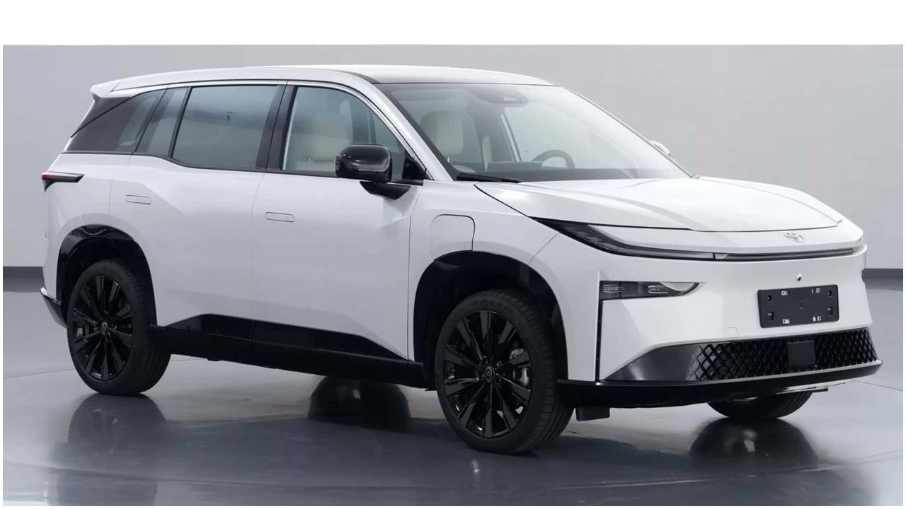 Toyota'dan bir ilk! Sağdan direksiyonlu elektrikli bZ3X 1 milyon 237 bin TL'ye satışa sunuldu...