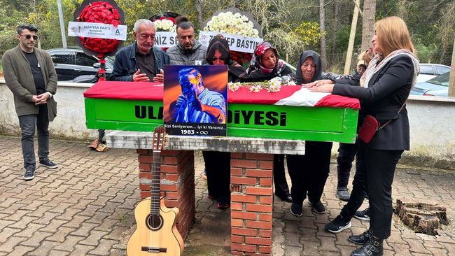 Şarkıcı Rıza Tamer, son yolculuğuna 'gitarıyla' uğurlandı