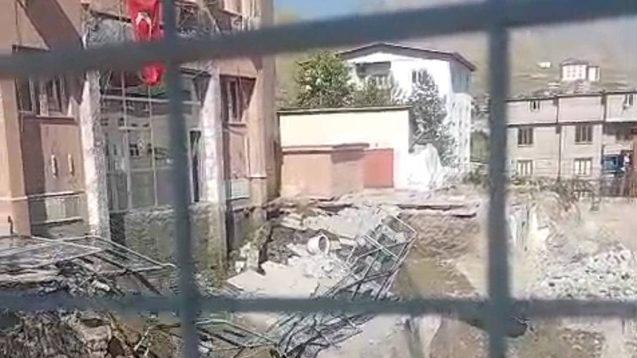 Adliye binasının girişinde çökme