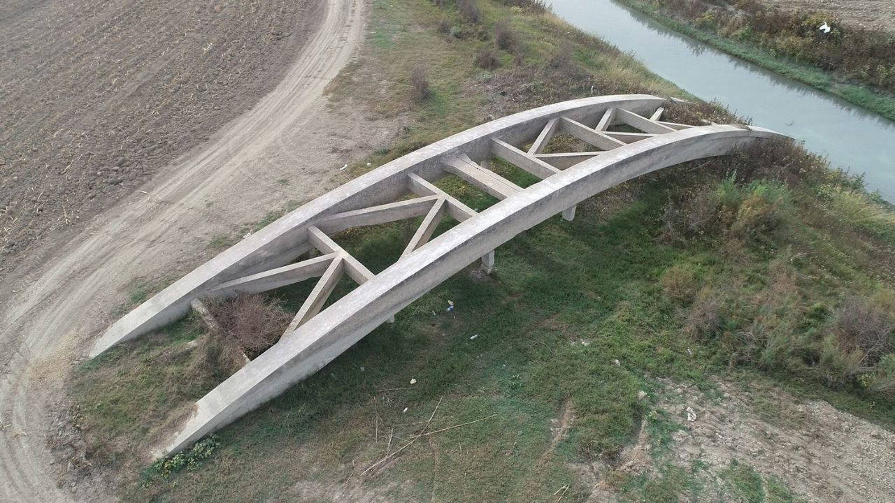 Seyhan Baraj Gölü’nde sular çekilince eski köprü gün yüzüne çıktı