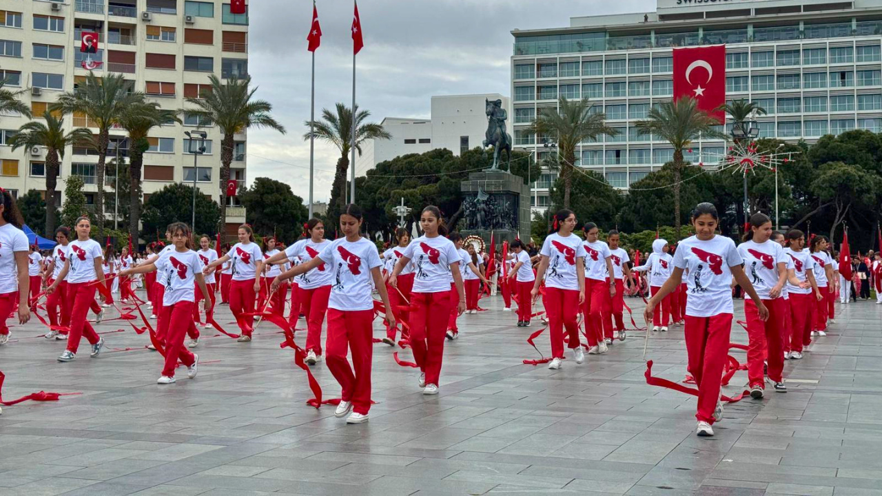İzmir’de 23 Nisan coşkusu: Yer gök kırmızı beyaz