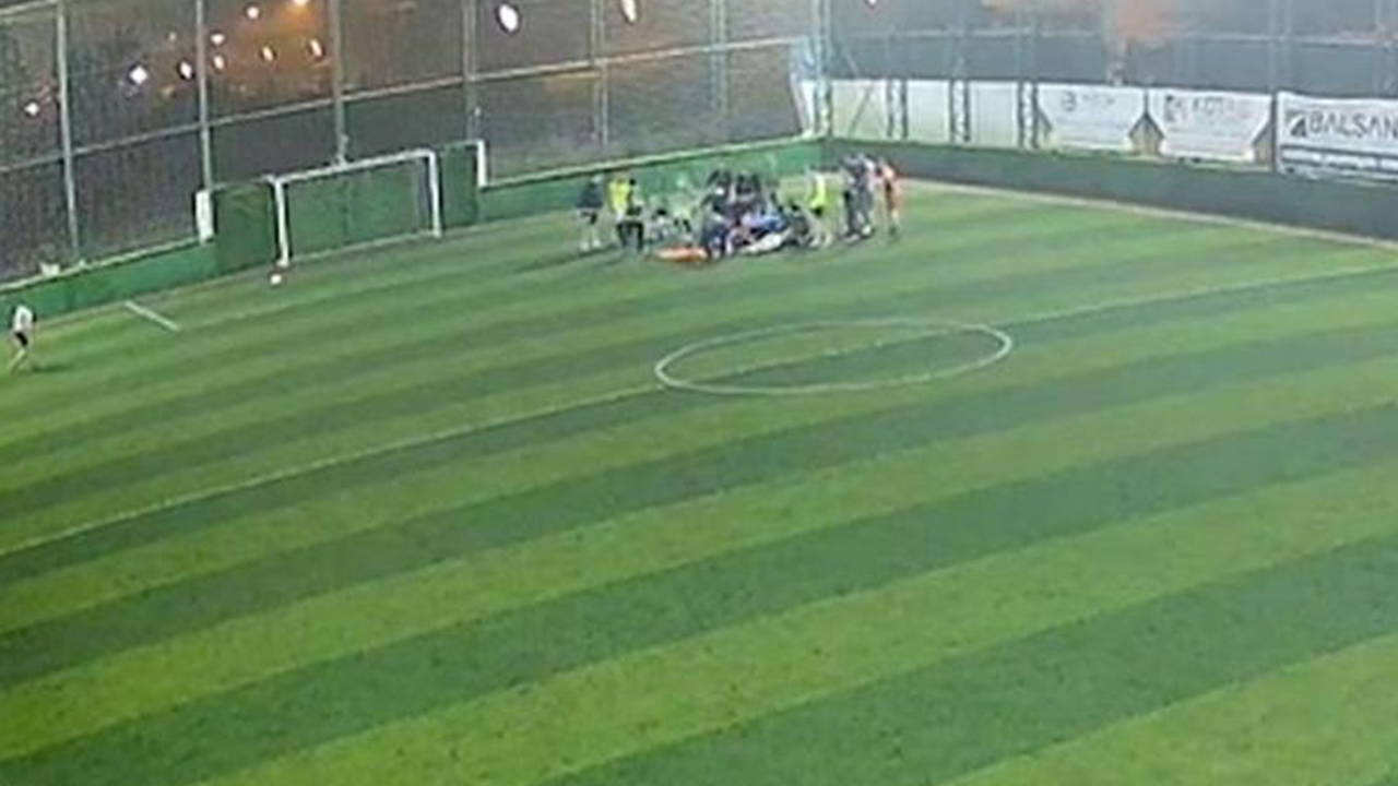 Halı sahada panik anları: Dili boğazına kaçtı, arkadaşlarının müdahalesiyle hayatta kaldı