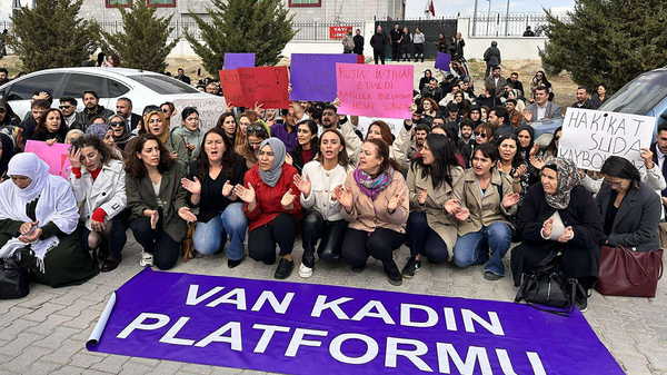 Van Kadın Platformu'ndan ATK önünde 'Rojin Kabaiş' protestosu