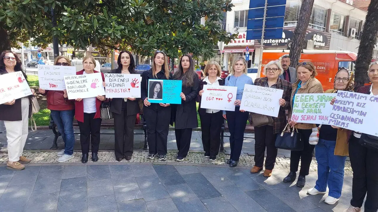 Öldürülen Gülden Coni için Anneler Günü'nde Samsun'da gökyüzüne mor balonlar bırakıldı