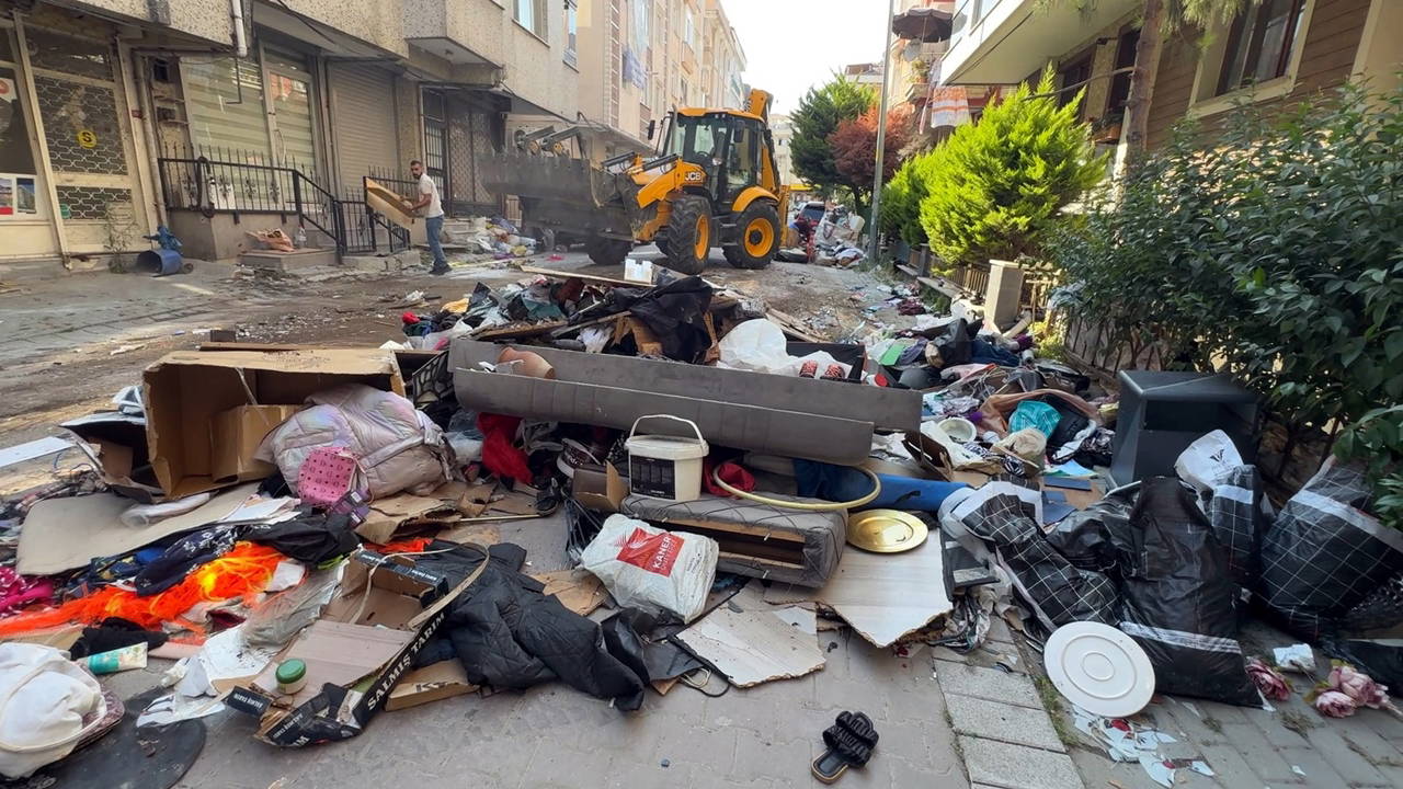 Cezaevinde olduğu için 7 aydır kira ödeyemedi: Ev sahibi eşyaları sokağa attı