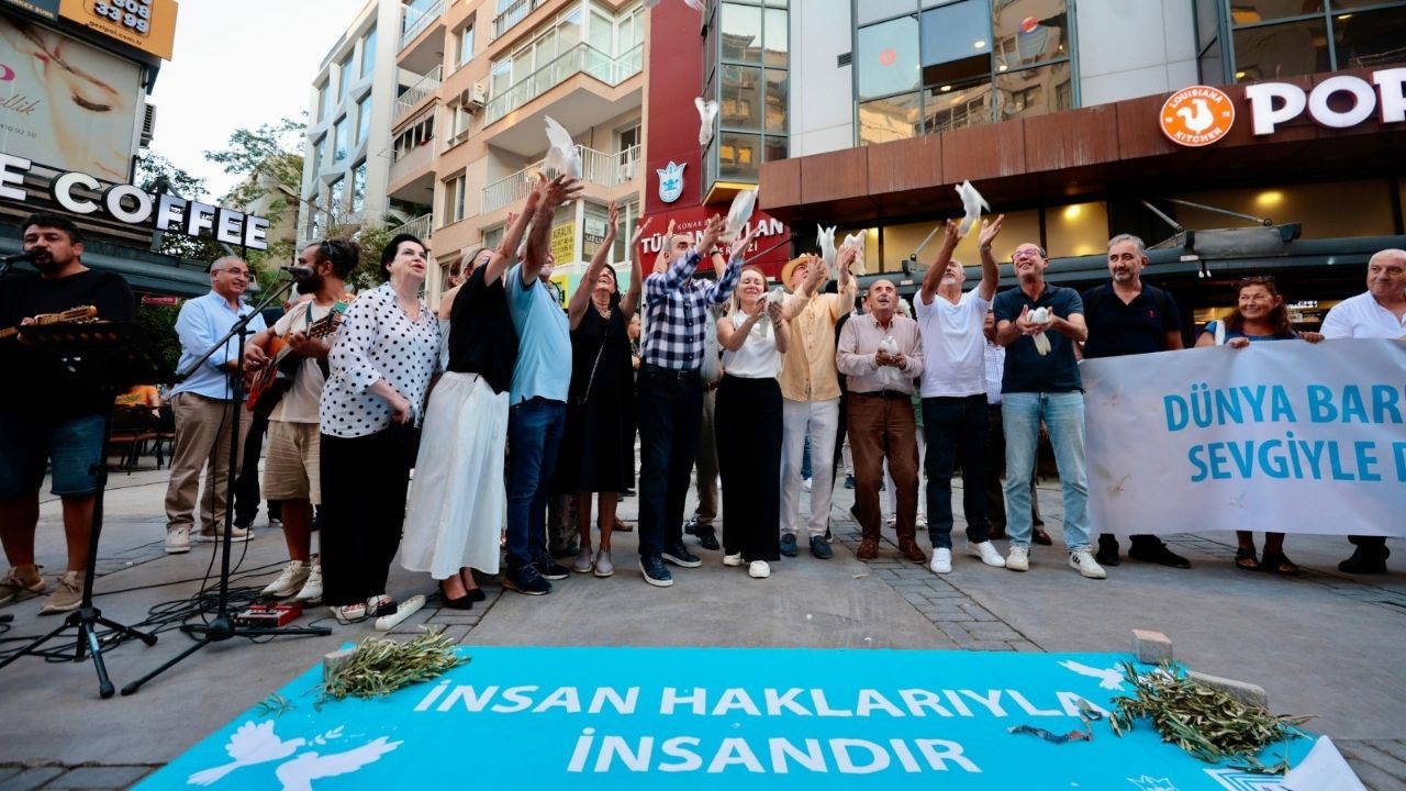 Konak’ta beyaz güvercinler gökyüzüne uçuruldu