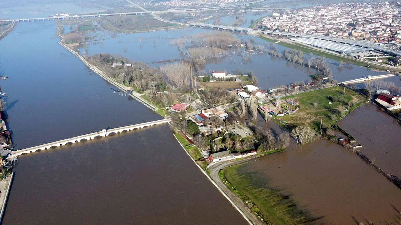 Son yağışlar etkili oldu... Edirne'de nehirlerin debileri arttı: Köprüler trafiğe kapatıldı