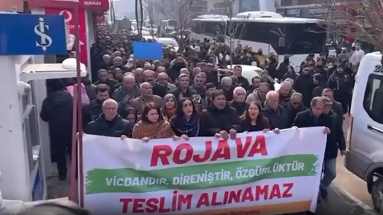 Van'da 'Halep' protestosu: 'Bu saldırılar süreci etkileyecek'