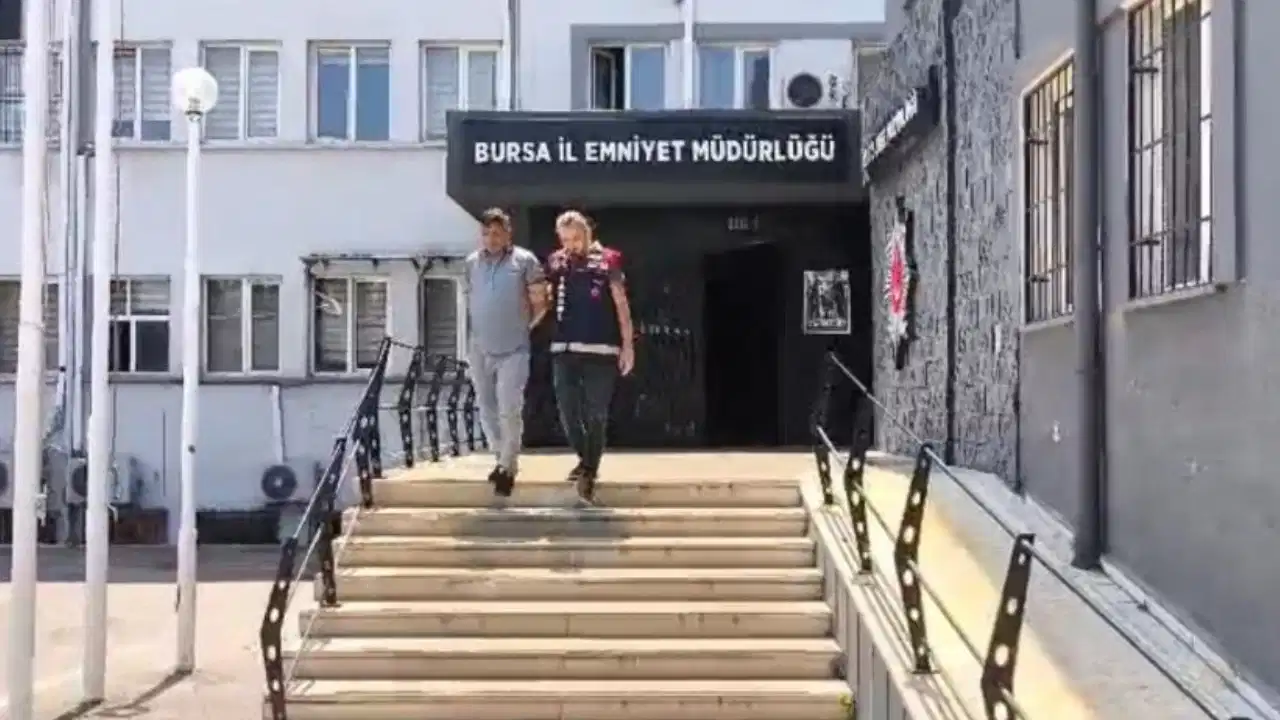 Kemal Sunal'ın 'Deli Deli Küpeli' filmi gerçek oldu: Kendisini kaymakam olarak tanıttı, onlarca kişiyi dolandırdı!