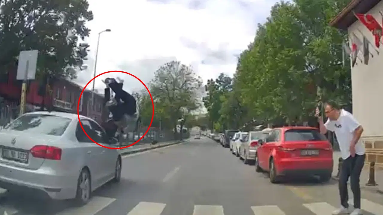 O anlar kamerada... Başkent'te feci olay:  Yaya geçidinde 2 kişiye otomobil çarptı