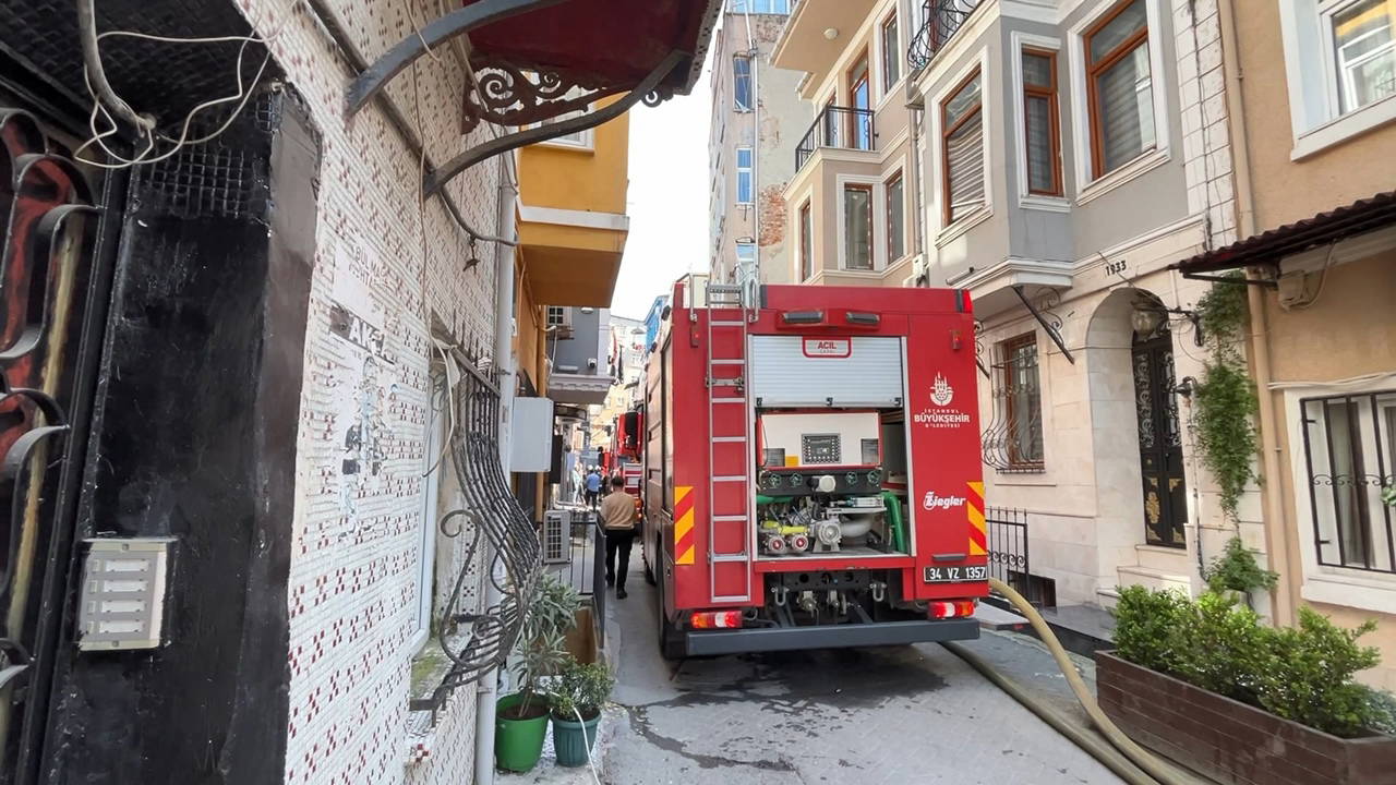 Beyoğlu'nda 5 katlı binada yangın