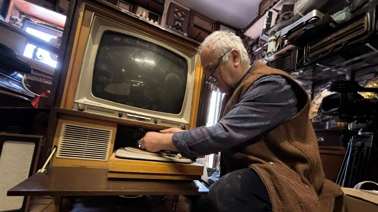 'Nostalji doktoru', 40 yıldır tamirini yaptığı antika radyolara yeniden ses veriyor