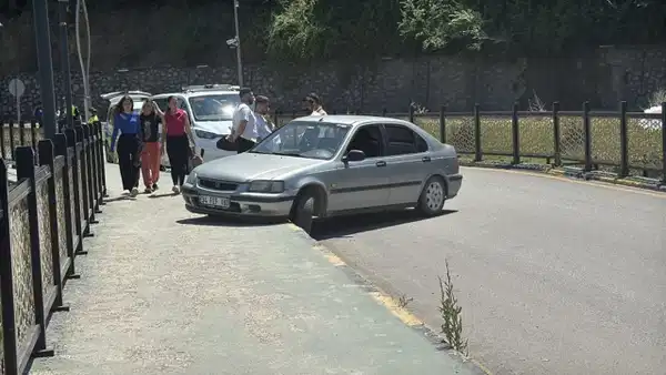 Yayaya çarptı: Otomobilini bırakıp kaçtı