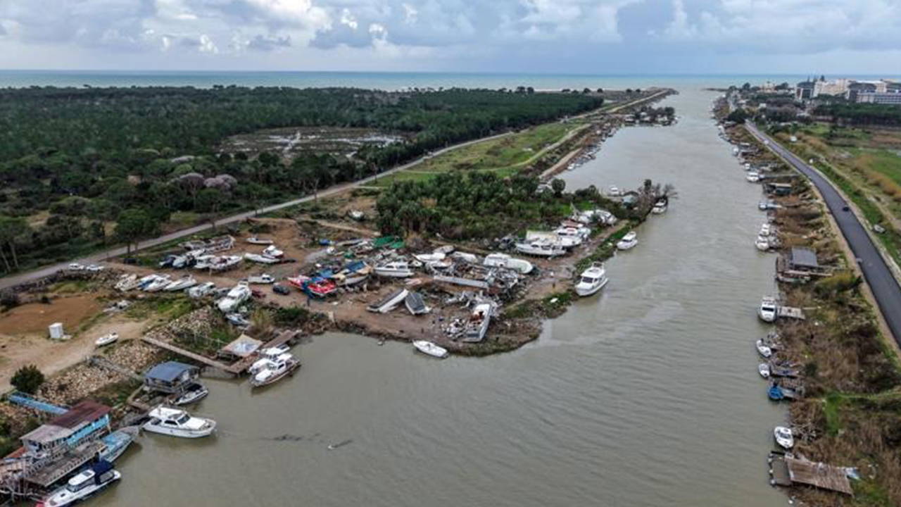 Antalya'da peş peşe hortumlar: Seralar yıkıldı, çatılar uçtu