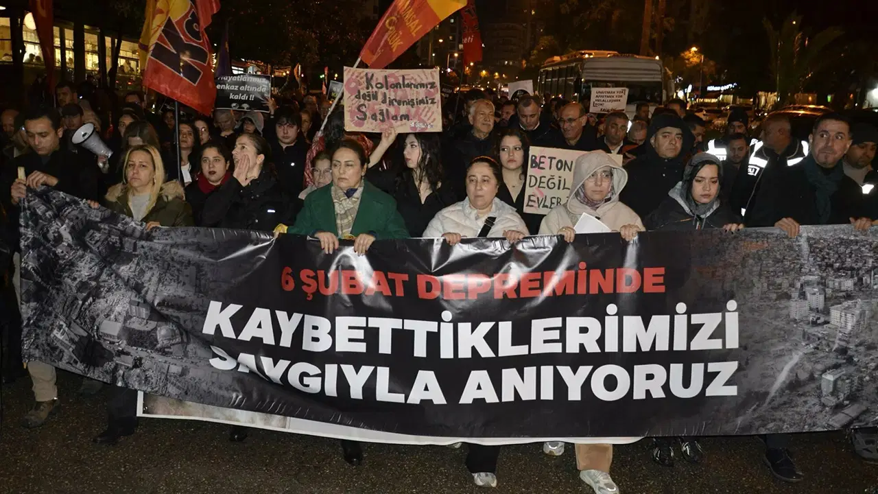 Adana’da 6 Şubat depremlerinde hayatını kaybedenler anıldı: '3 yıl da geçse, 30 yıl da geçse...'