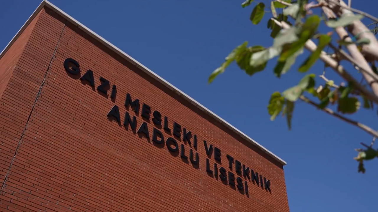 İmamoğlu duyurdu: İBB, depremde zarar gören liseyi yeniden inşa etti