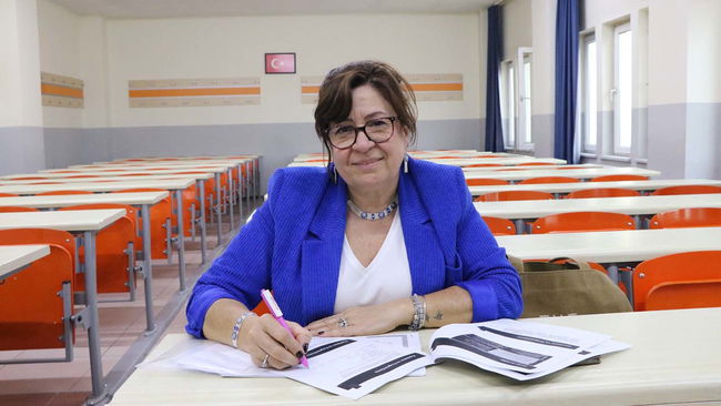 Babası "Kızlar okumaz" dedi, o 58 yaşında birinciliğe koştu!