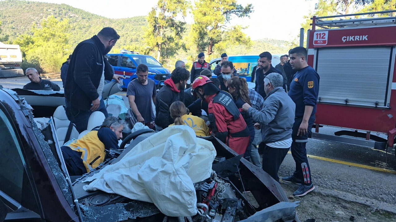 TIR ile çarpışan otomobil, demir yığınına döndü: 2 yaralı