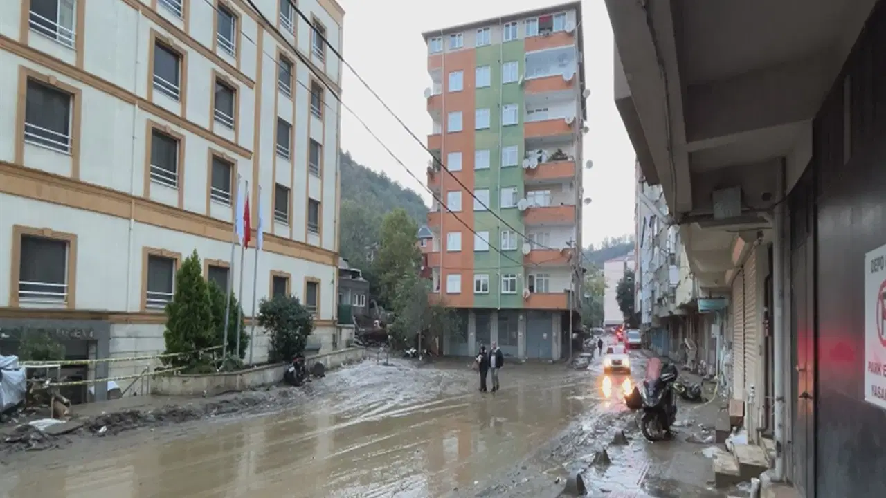 Ayazağa’da selin ardından: Enkaz kaldırma ve temizlik çalışmaları başladı