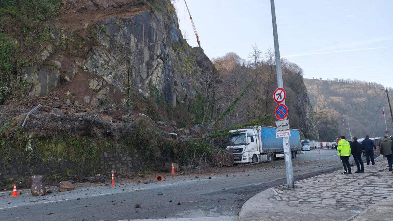 Artvin’de heyelan: Yamaçtan kopan kayalar TIR'da hasara yol açtı