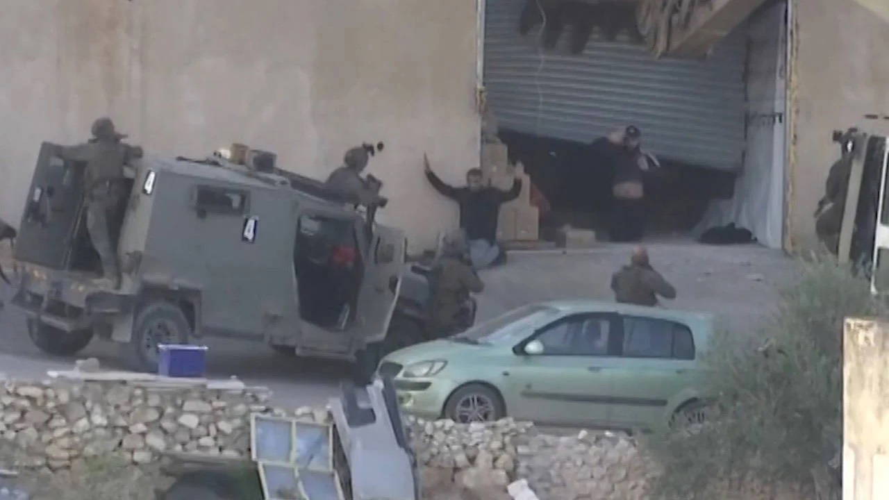 İsrail askerleri, ellerini havaya kaldırarak dışarıya çıkan 2 Filistinliyi infaz etti!