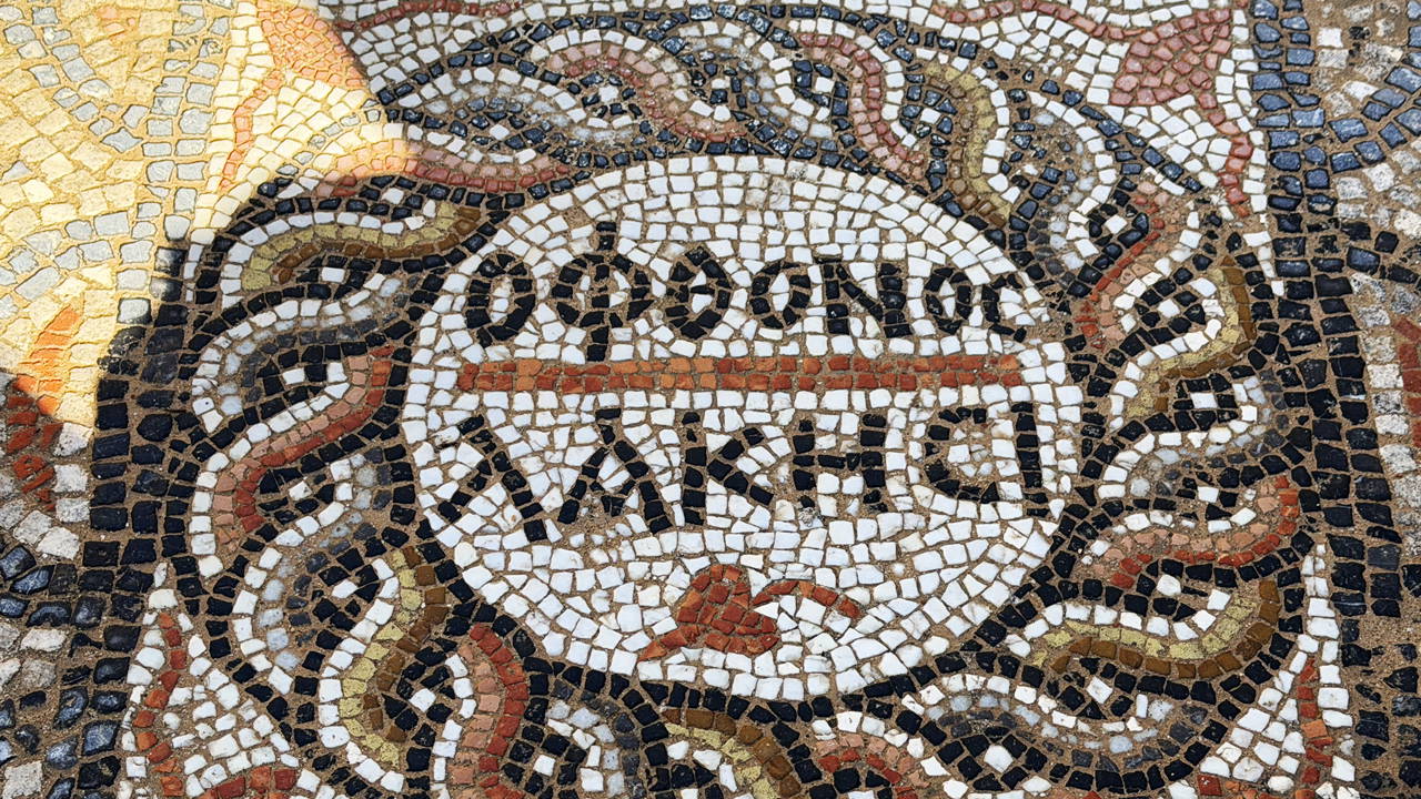 3 bin yıllık antik kentte bulunan mozaik yazısı şaşırttı: 'Kıskanan çatlasın'