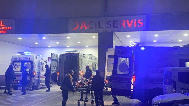 Otomobil şarampole devrildi, 2 kişi yaralandı...