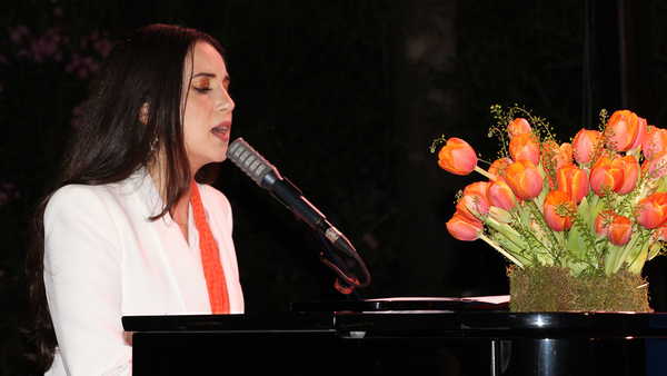Şarkıcı Karsu'ya Kraliyet Nişanı verildi