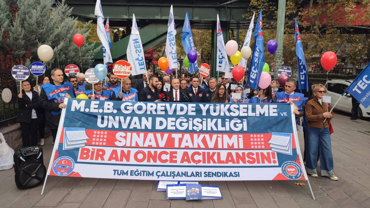 TEÇ-SEN’den Milli Eğitim Bakanlığı önünde eylem: Diplomaları balonlarla gökyüzüne bıraktılar