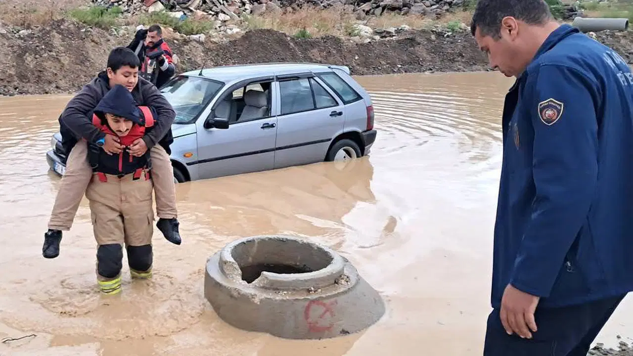Hatay'da şiddetli sağanak hayatı felç etti: Otomobilde mahsur kalan öğrencileri itfaiye kurtardı!