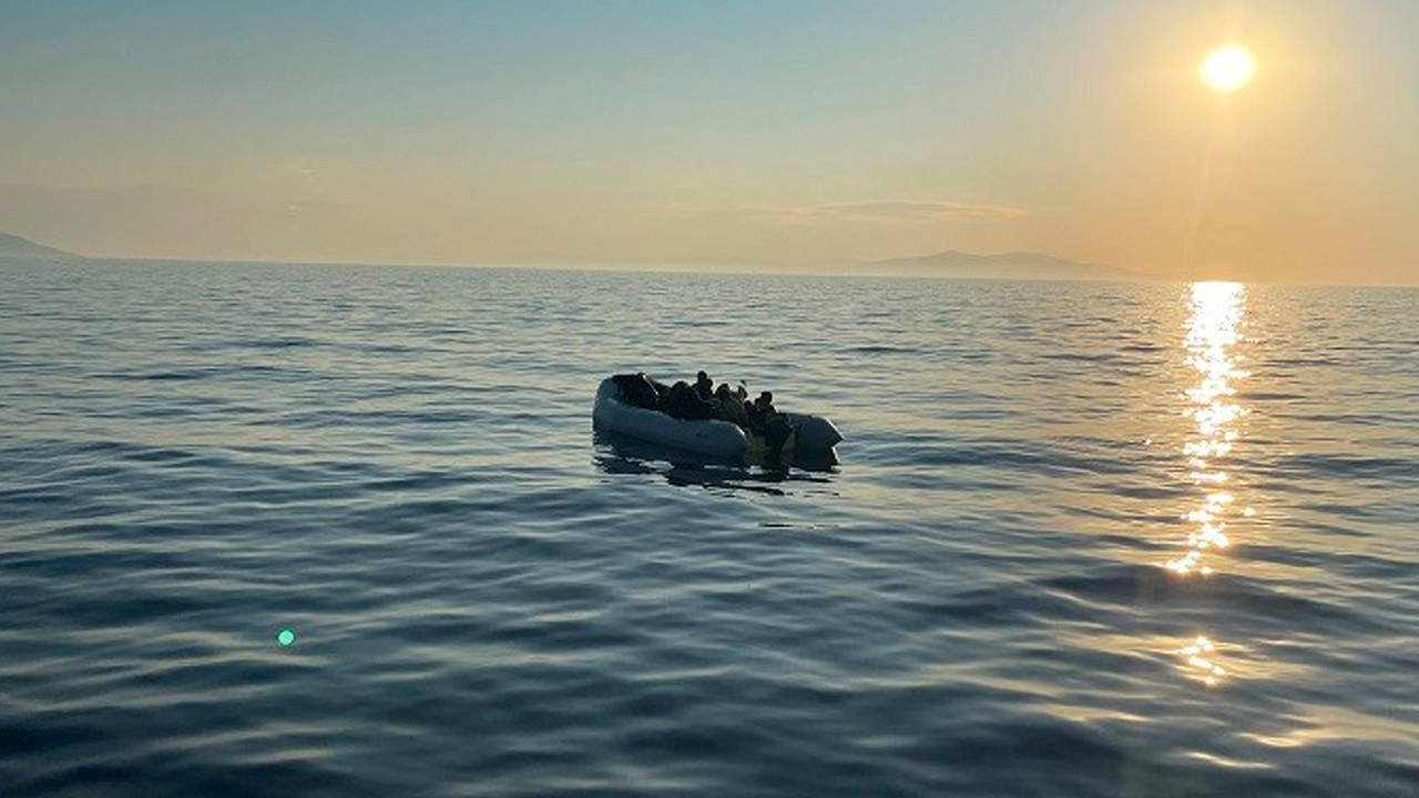Çeşme'de operasyon: Hareketli lastik bottaki 20 düzensiz göçmen yakalandı