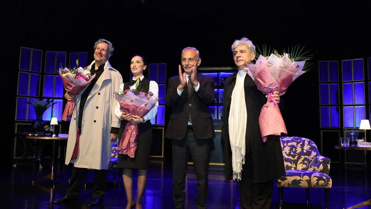 Okan Bayülgen ve Celal Kadri Kınoğlu aynı sahnede: 'Devlerin Savaşı' tiyatroseverlerle buluşuyor