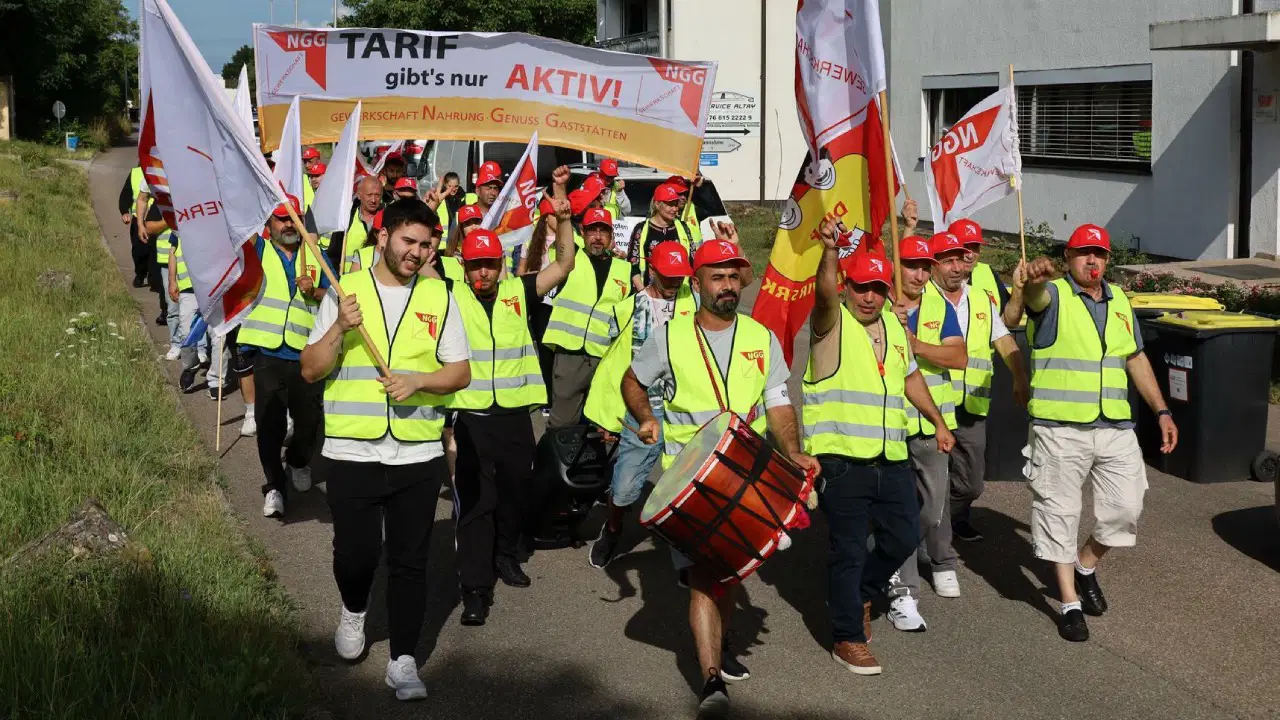 Almanya'da BİRTAT döner işçilerinin grevi sürüyor: 375 euro zam talep ediyorlar