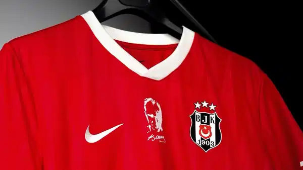 Beşiktaş, bu sezonki 4. formasını tanıttı: 'Kalbimizde taşıdığımız ay-yıldızın izinde'